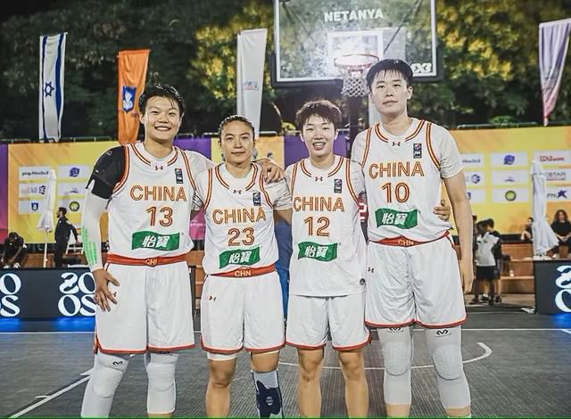 第72分钟，阿尔瓦雷斯禁区左侧低平球横传，福登门前跟进铲射得手，3-0！